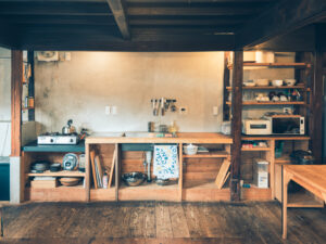 五島・福江島の古民家を改装したネドコロノラのキッチン。木製の作業台と調理器具が並ぶ