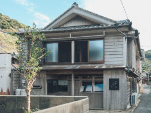 五島・福江島に佇むネドコロノラの外観。古民家を改装した木造2階建ての宿