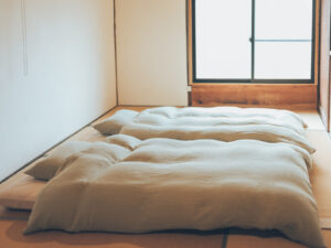 ネドコロノラの和室寝室。五島の静けさに包まれた畳の上に2組の布団が並ぶ