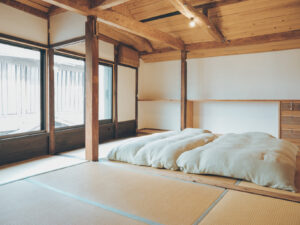 ネドコロノラの和室。五島の静かな時間が流れる、白壁と畳のシンプルな寝室