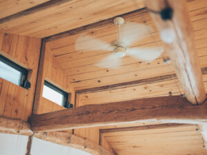 ネドコロノラの客室天井。福江島の古民家を活かした木の梁とシーリングファン