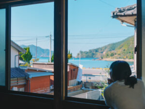 ネドコロノラの客室から望む五島・福江島荒川港の海と山。青い海が広がる絶景の眺め