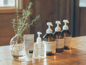 ネドコロノラに用意されたMARKS&WEBのアメニティ。五島での滞在を心地よく整える