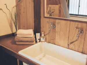 ネドコロノラの洗面台。福江島の古民家空間にMARKS&WEBのアメニティとタオルが並ぶ